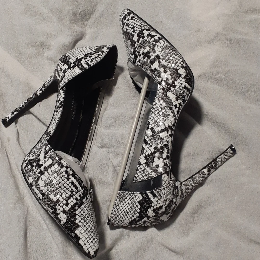 Fashionable snakeskin 8.5 heel shoes - Picture 2 of 11